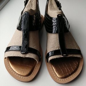 NEW Indigo by Clark's Pantent Strappy Sandals - 9.5